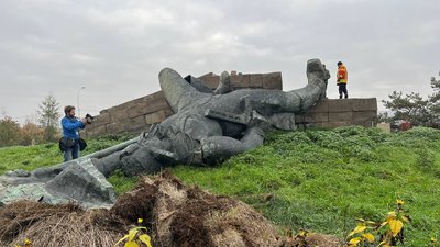 Демонтаж пам'ятника радянському солдату в Ужгороді: як проходило знесення та що буде далі зі статуєю