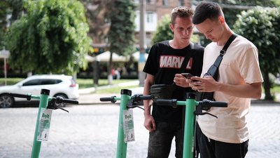 Від початку роботи електросамокатів у Чернівцях травмувались троє людей