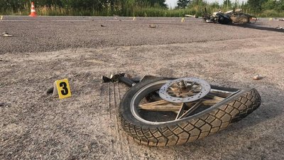 На Рівненщині мотоцикліст врізався в бус, яким керував громадянин США