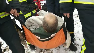На Харківщині рятувальники допомогли медикам транспортувати чоловіка до карети швидкої На Харківщині рятувальники допомогли медикам транспортувати чоловіка до карети швидкої
