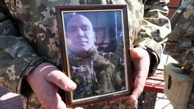 Лишились двоє дітей та дружина. У Кропивницькому попрощалися із танкістом Андрієм Гершкулом Лишились двоє дітей та дружина. У Кропивницькому попрощалися із танкістом Андрієм Гершкулом