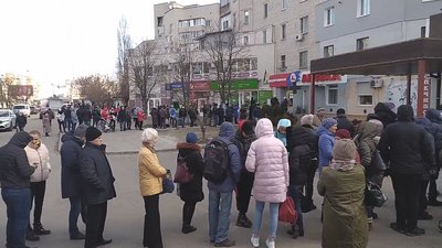Херсон, черги людей, Таврійський мікрорайон Херсон, черги людей, Таврійський мікрорайон