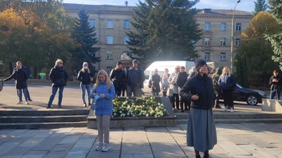 Вкладники ЖК у Рівному прийшли під мерію із протестом. Ставлять палатки Вкладники ЖК у Рівному прийшли під мерію із протестом. Ставлять палатки