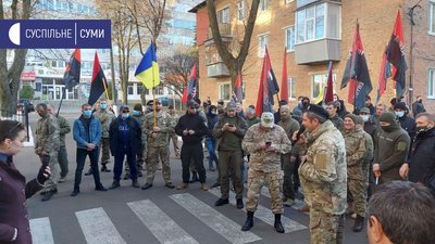 Біля сумського управління поліції мітингує "правий сектор": звинувачують у бездіяльності (ФОТО) Біля сумського управління поліції мітингує "правий сектор": звинувачують у бездіяльності (ФОТО)