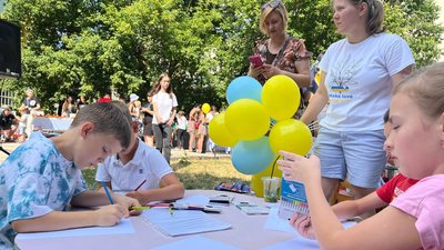 Малюнки для військових створюють діти на благодійній акції в Ужгороді Малюнки для військових створюють діти на благодійній акції в Ужгороді