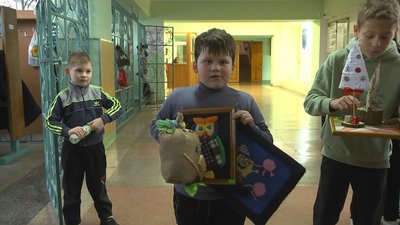 Під час благодійного ярмарку учні луцького ліцею збирали гроші на дрон для військових Під час благодійного ярмарку учні луцького ліцею збирали гроші на дрон для військових