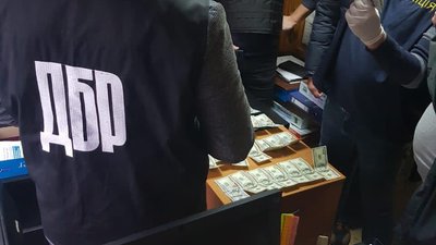 Вимагав тисячу доларів: на Херсонщині затримали поліцейського на хабарі