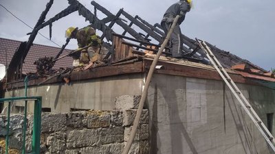На Херсонщині горів дах одноповерхового житлового будинку