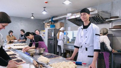 У Тернополі волонтери готують випічку для ЗСУ У Тернополі волонтери готують випічку для ЗСУ