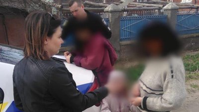 Херсонські поліцейські врятували 6-річну дівчинку Херсонські поліцейські врятували 6-річну дівчинку
