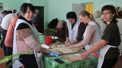 Три тисячі штук за два дні. У селі на Франківщині ліплять вареники для українських бійців Три тисячі штук за два дні. У селі на Франківщині ліплять вареники для українських бійців