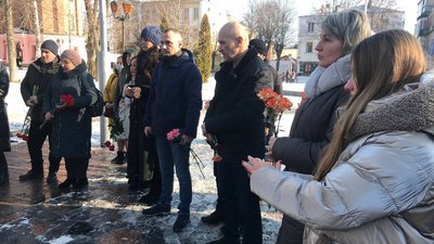 У Вінниці вшанували пам'ять захисників Донецького аеропорту У Вінниці вшанували пам'ять захисників Донецького аеропорту
