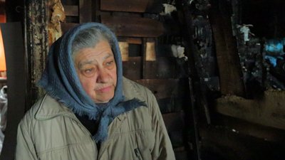 Обгорілі стіни та затоплені ліжка. Як живуть люди у зруйнованому будинку у Чернігові Обгорілі стіни та затоплені ліжка. Як живуть люди у зруйнованому будинку у Чернігові