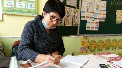 "Чарівні окуляри" та уроки-ігри: 30 років працює вчителькою початкових класів Вікторія Вачеля "Чарівні окуляри" та уроки-ігри: 30 років працює вчителькою початкових класів Вікторія Вачеля