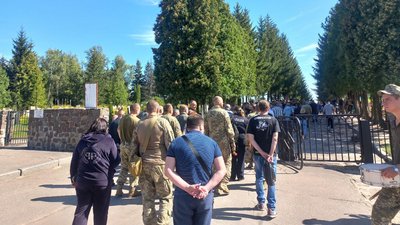 У Сумах попрощалися із загиблим військовим Романом Ганіченком У Сумах попрощалися із загиблим військовим Романом Ганіченком