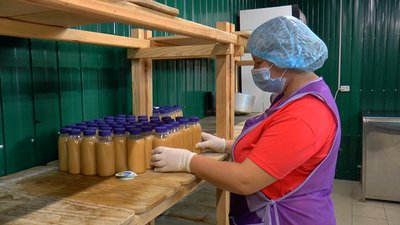 Працівниця сироварні Валентина Заколодяжна показує продукцію сироварні Працівниця сироварні Валентина Заколодяжна показує продукцію сироварні
