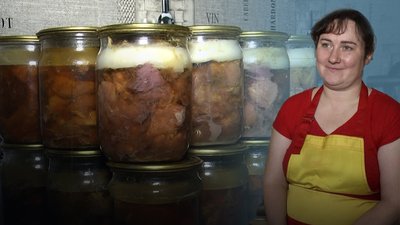 140 банок за чотири дні: житомирянка Олена Козак готує та передає військовим тушкованку
