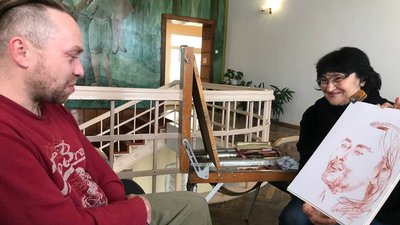 Наталія Басараб малює портрети бійців