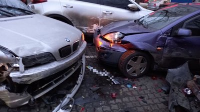 Не впоралась з керуванням та в'їхала у три автівки: в Одесі сталася ДТП