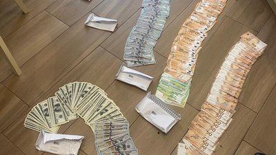 Гроші, знайдені під час обшуку в посадовця Гроші, знайдені під час обшуку в посадовця