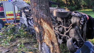 На Прилуччині BMW влетіла в дерево: водій загинув На Прилуччині BMW влетіла в дерево: водій загинув
