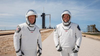 У NASA показали прогулянку астронавтів на борту Crew Dragon