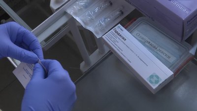 Медик у рукавичках відкриває вакцину проти вірусу папіломи людини, Гардасил