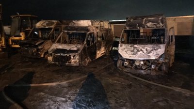 В Харкові на парковці згоріли чотири мікроавтобуси: охоронець-стажер в лікарні В Харкові на парковці згоріли чотири мікроавтобуси: охоронець-стажер в лікарні