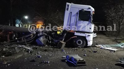 Смертельна аварія на трасі Одеса-Миколаїв. Вантажівка виїхала на зустрічну смугу