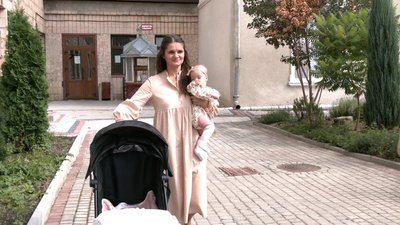 "Вона у нас патріотка мала". Як росте прикарпатка, народжена у бомбосховищі 25 лютого "Вона у нас патріотка мала". Як росте прикарпатка, народжена у бомбосховищі 25 лютого