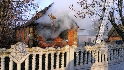 На Житомирщині чоловік отримав опіки під час самостійного гасіння пожежі у власному будинку На Житомирщині чоловік отримав опіки під час самостійного гасіння пожежі у власному будинку
