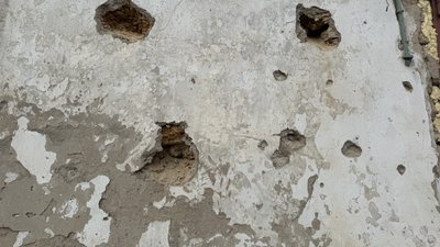 Херсон, обстріли, листопад 2024, сліди від уламків, стіна, будинок