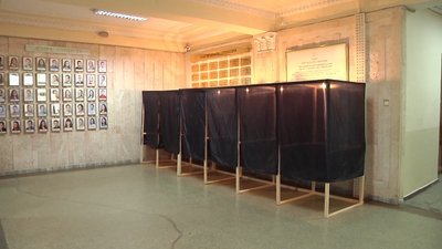 В Одесі на дільниці кабінки для голосування закрили напівпрозорою тканиною