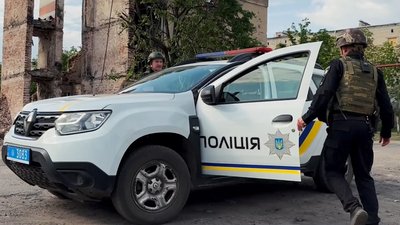 Поліцейські офіцери у прифронтових селах Торське Зарічне Донеччини Поліцейські офіцери у прифронтових селах Торське Зарічне Донеччини