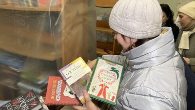 Подарунки для книгарні: на всеукраїнській акції збирають книги для бібліотек Херсонщини Подарунки для книгарні: на всеукраїнській акції збирають книги для бібліотек Херсонщини