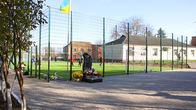 На Вінниччині мама загиблого оборонця віддала виплати за сина на облаштування спортивного майданчика