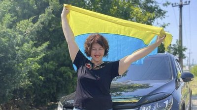 "Не можу поїхати. Багато людей і мотивів тримають". Історія волонтерки з окупованого Херсона