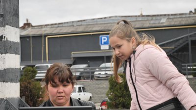 "Я співаю, щоб допомогти". У Сумах дівчинка збирає кошти для підрозділу батька