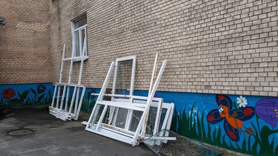 Пошкоджені віконні рами в одному з навчальних закладів, 30 жовтня 2023, Славутська громада Пошкоджені віконні рами в одному з навчальних закладів, 30 жовтня 2023, Славутська громада