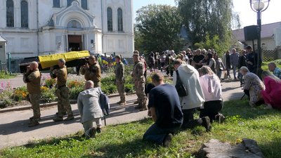 У Глухові на Сумщині поховали військовослужбовця Данила Бондаренка У Глухові на Сумщині поховали військовослужбовця Данила Бондаренка