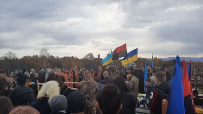 У Долині на Прикарпатті попрощалися із загиблим азовцем Тарасом Лаврівим У Долині на Прикарпатті попрощалися із загиблим азовцем Тарасом Лаврівим
