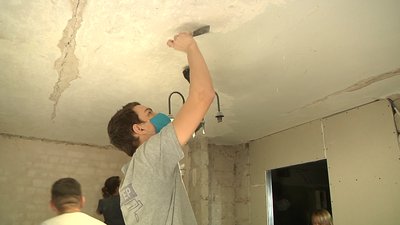 Запорізькі волонтери ремонтують житло жінці з інвалідністю