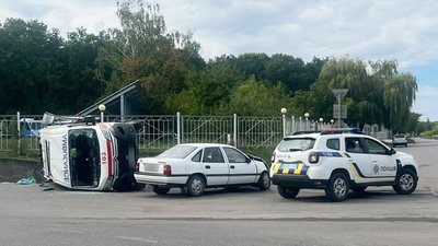 Авто зіткнулося з каретою швидкої — на Буковині сталися дві ДТП з потерпілими