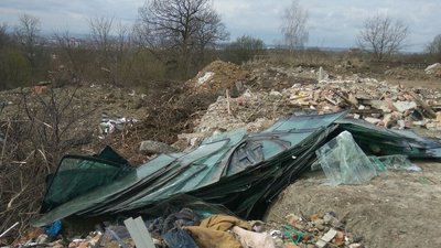 На Прикарпатті впіймали водія КАМАЗу, який викинув скло на стихійному сміттєзвалищі На Прикарпатті впіймали водія КАМАЗу, який викинув скло на стихійному сміттєзвалищі