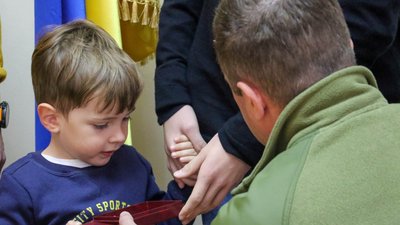 У Житомирі рідним загиблих воїнів передали державні нагороди У Житомирі рідним загиблих воїнів передали державні нагороди