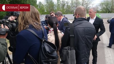 День перемоги по-херсонськи: заборонена символіка та перші затримання (фоторепортаж) День перемоги по-херсонськи: заборонена символіка та перші затримання (фоторепортаж)
