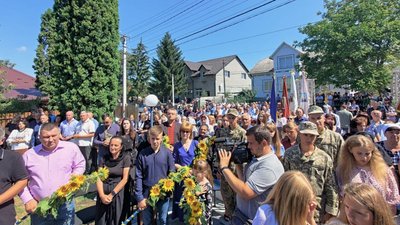 На Тернопільщині відкрили перший пам’ятник герою російсько-української війни