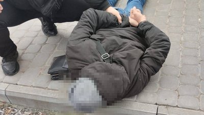 Забризкав очі сльозогінним газом і підпалив волосся: столичні поліцейські затримали грабіжника
