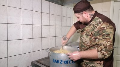 Робочий день у кухаря Василя Гончаря розпочинається о п'ятій ранку Робочий день у кухаря Василя Гончаря розпочинається о п'ятій ранку