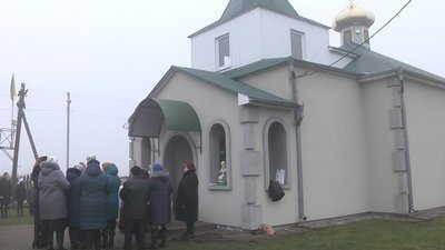 Віряни на Волині, які пішли від скандального священника, пів року моляться на вулиці Віряни на Волині, які пішли від скандального священника, пів року моляться на вулиці